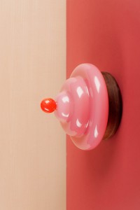 Lampa wisząca kinkiet Bona Granita różowa szklany klosz i drewniana podstawa