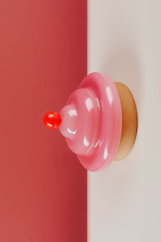 Lampa wisząca kinkiet Bona Granita różowa szklany klosz i drewniana podstawa