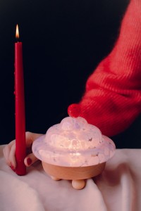 Lampa-Bona-lampka-nocna-szklana-szklany-klosz-drewniana-podstawa-oswietlenie-rozowe-fioletowe