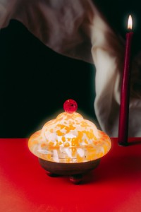 Lampa-Bona-lampka-szklana-szklany-klosz-drewniana-podstawa-oswietlenie-pomaranczowy-bezowy-transparentny-plamki-lampka-nocna-stojaca
