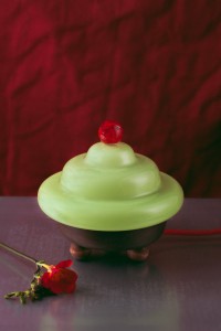 Lampa-Bona-lampka-szklana-szklany-klosz-drewniana-podstawa-oswietlenie-zielony-limonkowy-cassata-siciliana-lampka-nocna-stojaca