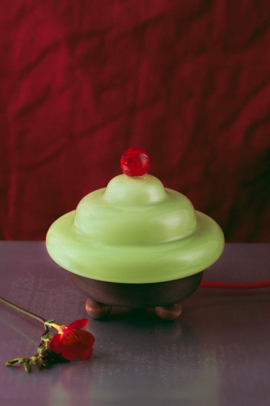 Lampa-Bona-lampka-szklana-szklany-klosz-drewniana-podstawa-oswietlenie-zielony-limonkowy-cassata-siciliana-lampka-nocna-stojaca