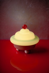 Lampa-Bona-lampka-szklana-szklany-klosz-drewniana-podstawa-oswietlenie-zielony-limonkowy-cassata-siciliana-lampka-nocna-stojaca