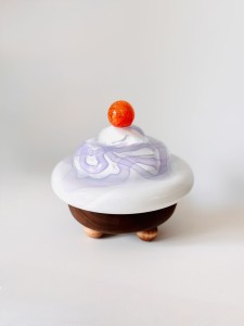 Lampa-Bona-crema-viola-szklana-lampka-nocna-drewniana-podstawa-kolorowy-wystroj-wnetrz