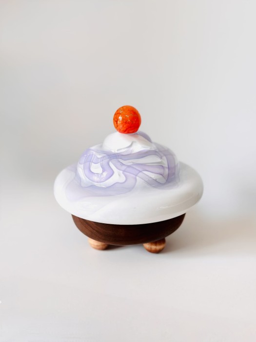 Lampa-Bona-crema-viola-szklana-lampka-nocna-drewniana-podstawa-kolorowy-wystroj-wnetrz