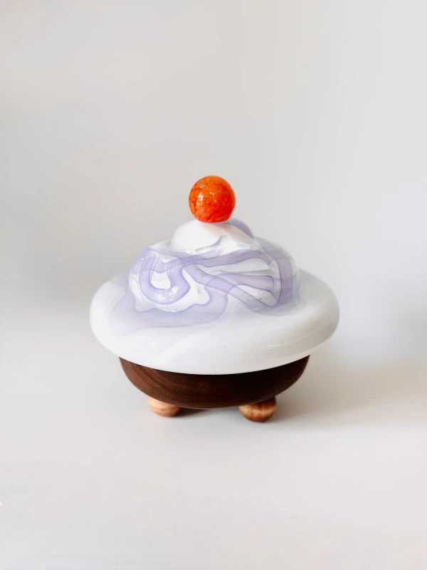 Lampa-Bona-crema-viola-szklana-lampka-nocna-drewniana-podstawa-kolorowy-wystroj-wnetrz