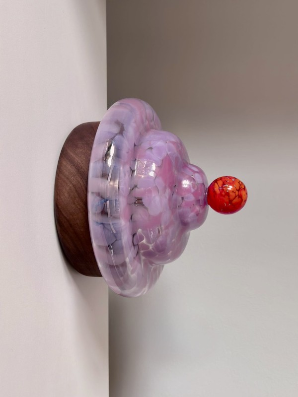Lampa-Bona-lampka-scienna-kinkiet-szklana-szklany-klosz-drewniana-podstawa-oswietlenie-rozowe-fioletowe