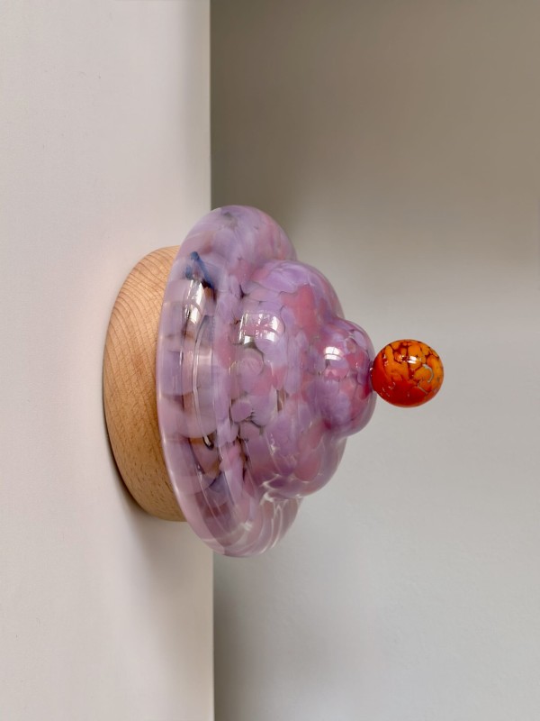 Lampa-Bona-lampka-scienna-kinkiet-szklana-szklany-klosz-drewniana-podstawa-oswietlenie-rozowe-fioletowe