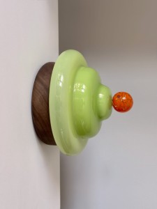 Lampa-Bona-lampka-szklana-szklany-klosz-drewniana-podstawa-oswietlenie-zielony-limonkowy-cassata-siciliana-lampka-wiszaca-kinkiet