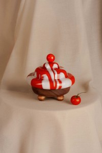 Lampa stojąca nocna Bona amarena biało czerwona szklany klosz i drewniana podstawa