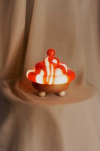 Lampa stojąca nocna Bona amarena biało czerwona szklany klosz i drewniana podstawa
