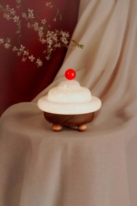 Lampa stojąca nocna Bona Meringue biała szklany klosz i drewniana podstawa