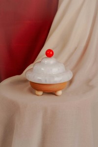 Lampa stojąca nocna Bona Meringue biała szklany klosz i drewniana podstawa