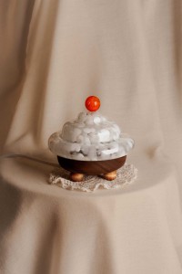 Lampa stojąca nocna Bona Candied biały szklany klosz i drewniana podstawa