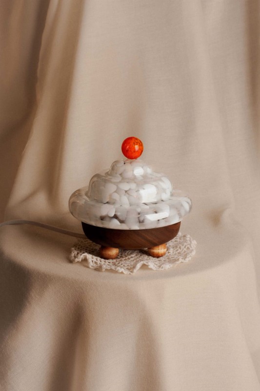 Lampa stojąca nocna Bona Candied biały szklany klosz i drewniana podstawa
