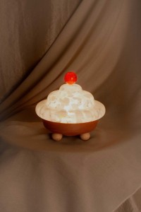 Lampa stojąca nocna Bona Candied biały szklany klosz i drewniana podstawa
