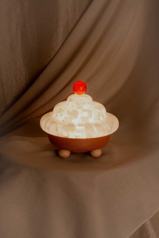 Lampa stojąca nocna Bona Candied biały szklany klosz i drewniana podstawa