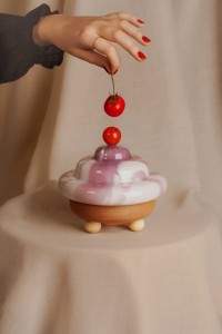 Lampa stojąca nocna Bona Frutti Di Bosco szklany klosz i drewniana podstawa