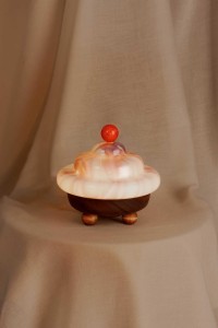 Lampa stojąca nocna Bona Frutti Di Bosco szklany klosz i drewniana podstawa