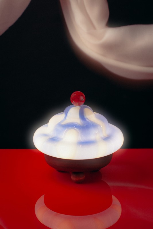 lampa-stojąca-nocna-bona-torta-niebieska-biala-szklany-klosz-drewniana-podstawa