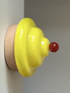 lampa-bona-lampka-nocna-zolta-cytrynowa-capri-szklana-szklany-klosz-drewniana-podstawa-oswietlenie