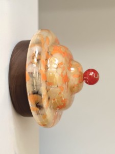 lampa-bona-lampka-szklana-szklany-klosz-drewniana-podstawa-oswietlenie-pomaranczowy-bezowy-transparentny-plamki-lampka-kinkiet-na-sciane-aperol