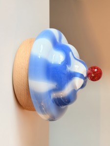 lampa-kinkiet-scienna-bona-torta-niebieska-biala-szklany-klosz-drewniana-podstawa
