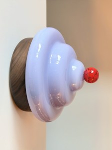 Lampa-skinkiet-scienna-bona-madeleine-fioletowa-fiolkowa-szklany-klosz-drewniana-podstawa
