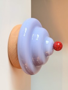 Lampa-skinkiet-scienna-bona-madeleine-fioletowa-fiolkowa-szklany-klosz-drewniana-podstawa
