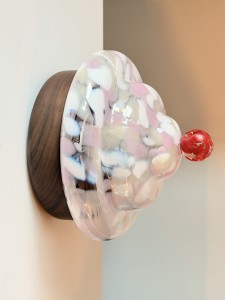 Lampa-kinkiet-scienna-bona-eclair-różowa-biala-bezowa-szklany-klosz-drewniana-podstawa