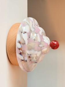 Lampa-kinkiet-scienna-bona-eclair-różowa-biala-bezowa-szklany-klosz-drewniana-podstawa