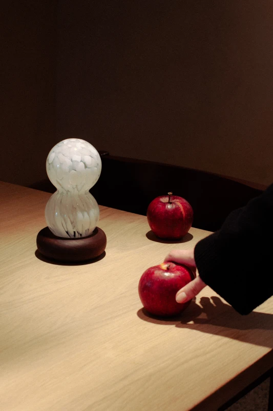 lampa-halka-szarotka-biale-plamki-lampka-nocna-wiszaca