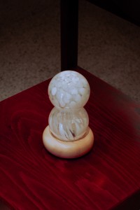 lampa-halka-szarotka-biale-plamki-lampka-nocna-wiszaca