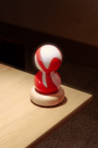 lampa-halka-rozeniec-czerwona-biala-lampka-nocna-wiszaca