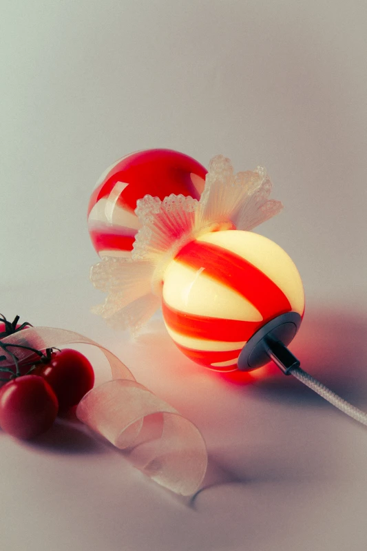 lampa-halka-rozeniec-czerwona-biala-lampka-nocna-wiszaca