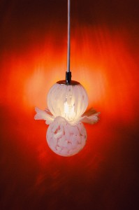 lampa-halka-szarotka-biale-plamki-lampka-nocna-wiszaca