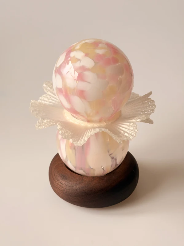 lampa-halka-zlocieniec-biale-rozowe-bezowe-plamki-lampka-nocna-wiszaca