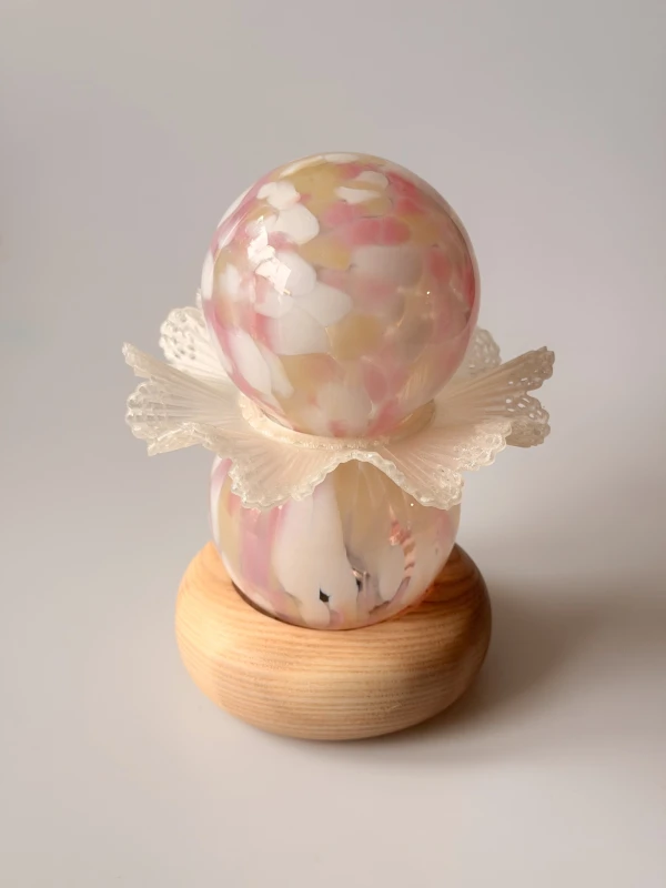 lampa-halka-zlocieniec-biale-rozowe-bezowe-plamki-lampka-nocna-wiszaca