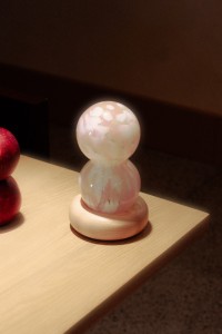 lampa-halka-zlocieniec-biale-rozowe-bezowe-plamki-lampka-nocna-wiszaca