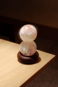 lampa-halka-zlocieniec-biale-rozowe-bezowe-plamki-lampka-nocna-wiszaca