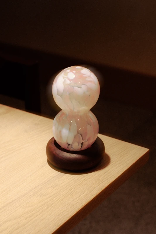 lampa-halka-zlocieniec-biale-rozowe-bezowe-plamki-lampka-nocna-wiszaca