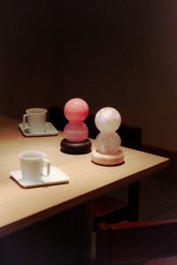 lampa-halka-zlocieniec-biale-rozowe-bezowe-plamki-lampka-nocna-wiszaca