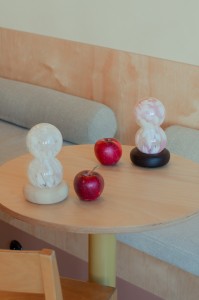 lampa-halka-zlocieniec-biale-rozowe-bezowe-plamki-lampka-nocna-wiszaca