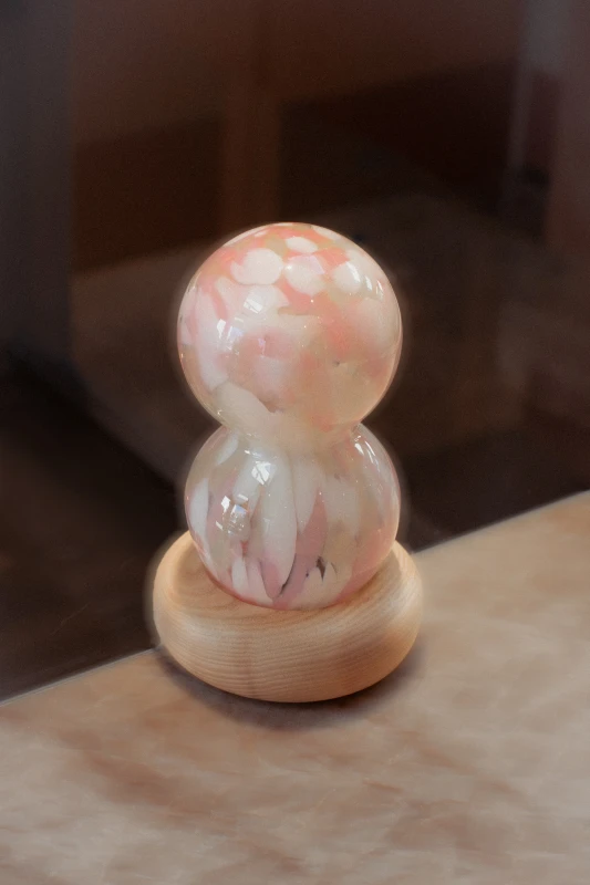 lampa-halka-zlocieniec-biale-rozowe-bezowe-plamki-lampka-nocna-wiszaca