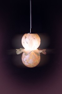 lampa-halka-zlocieniec-biale-rozowe-bezowe-plamki-lampka-nocna-wiszaca