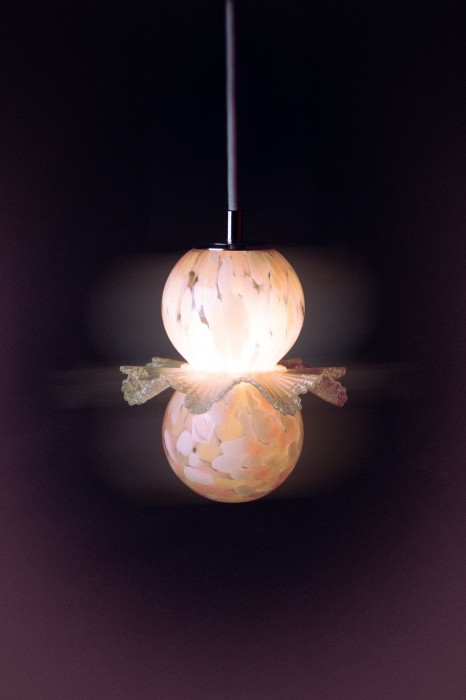 lampa-halka-zlocieniec-biale-rozowe-bezowe-plamki-lampka-nocna-wiszaca