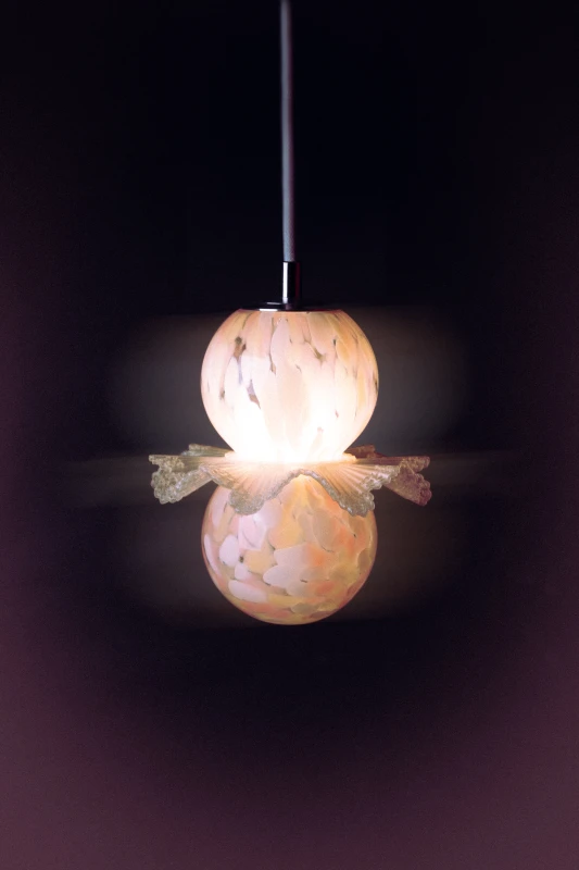 lampa-halka-zlocieniec-biale-rozowe-bezowe-plamki-lampka-nocna-wiszaca