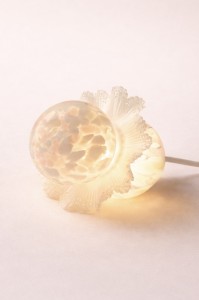 lampa-halka-zlocieniec-biale-rozowe-bezowe-plamki-lampka-nocna-wiszaca