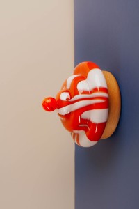Lampa nocna kinkiet Bona Meringue biało czerwona szklany klosz i drewniana podstawa