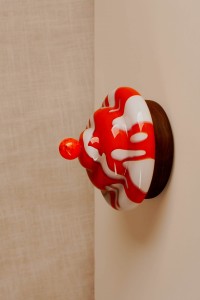 Lampa nocna kinkiet Bona Meringue biało czerwona szklany klosz i drewniana podstawa
